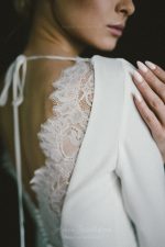 Свадебное платье из костюмного крепа и кружева Шантильи от Anna Skoblikova