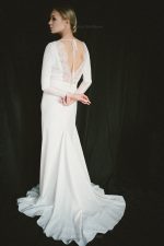 Свадебное платье из костюмного крепа и кружева Шантильи от Anna Skoblikova