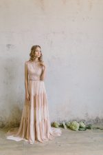 Свадебное платье бежевого цвета в стиле бохо от Anna Skoblikova