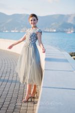 Вечернее платье серо-зеленого цвета с вышивкой ручной работы от Anna Skoblikova