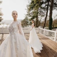 Фото 1: Свадебное платье Enigma, отличает объемная вышивка перьями и цветами - Anna Skoblikova